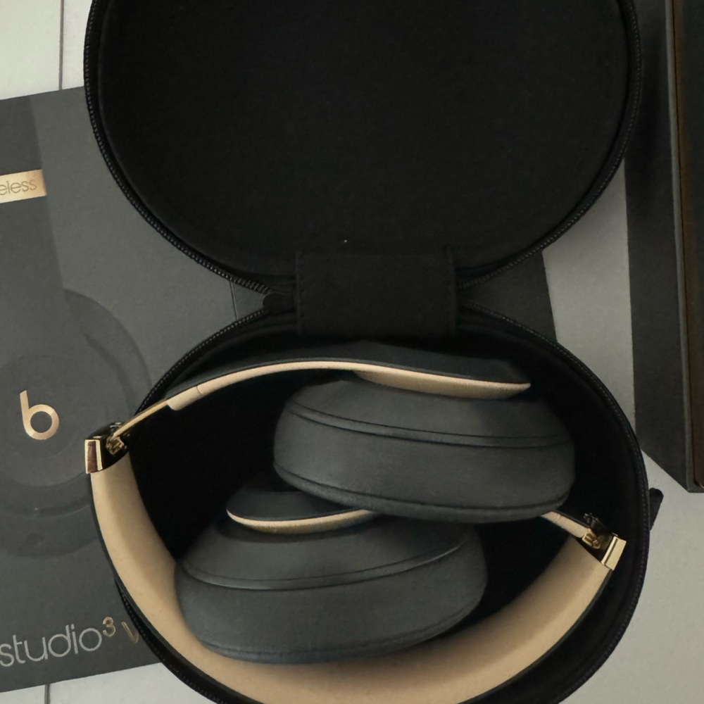 Almos new Dr. Dre studio 3 headphones gray/nude